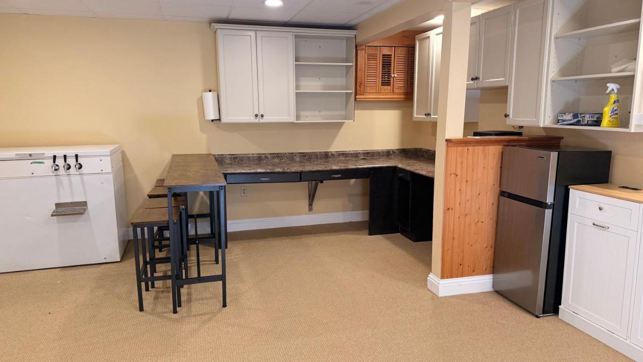Private King Bed Room Near UPEI & Downtown Cozy Retreat Near Everything - Chambres d'hôtes Charlottetown