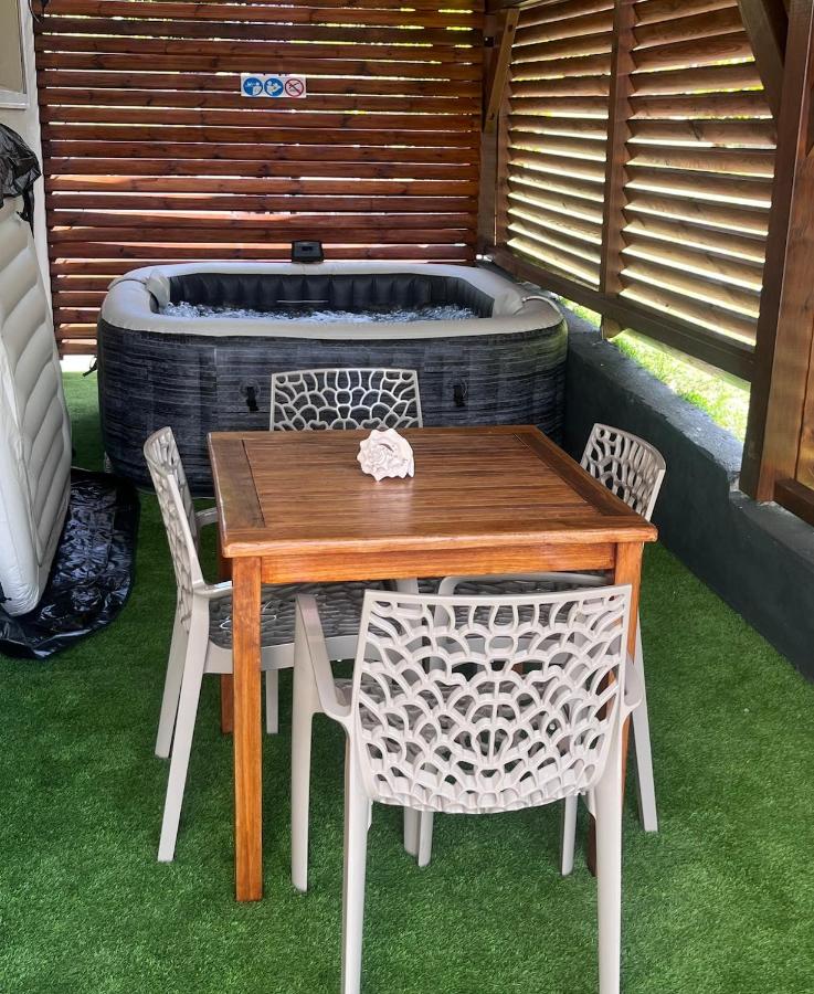 Aurore des îles- f3- 2 chambres avec jacuzzi et terrasse - B&B Le François