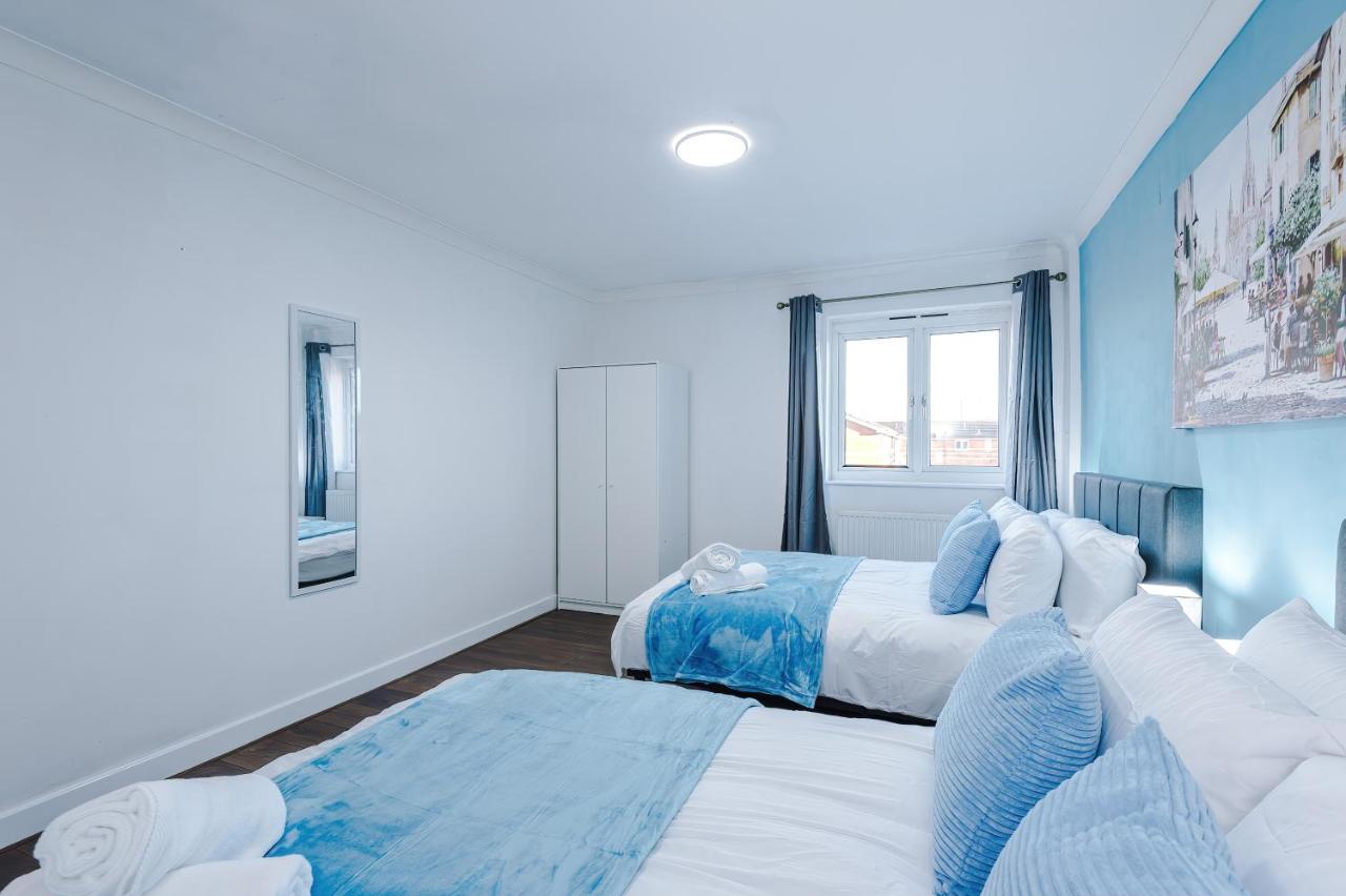 NEW Spacious House, Pool Table, Driveway Parking and PS4 - Ferienwohnung Manchester