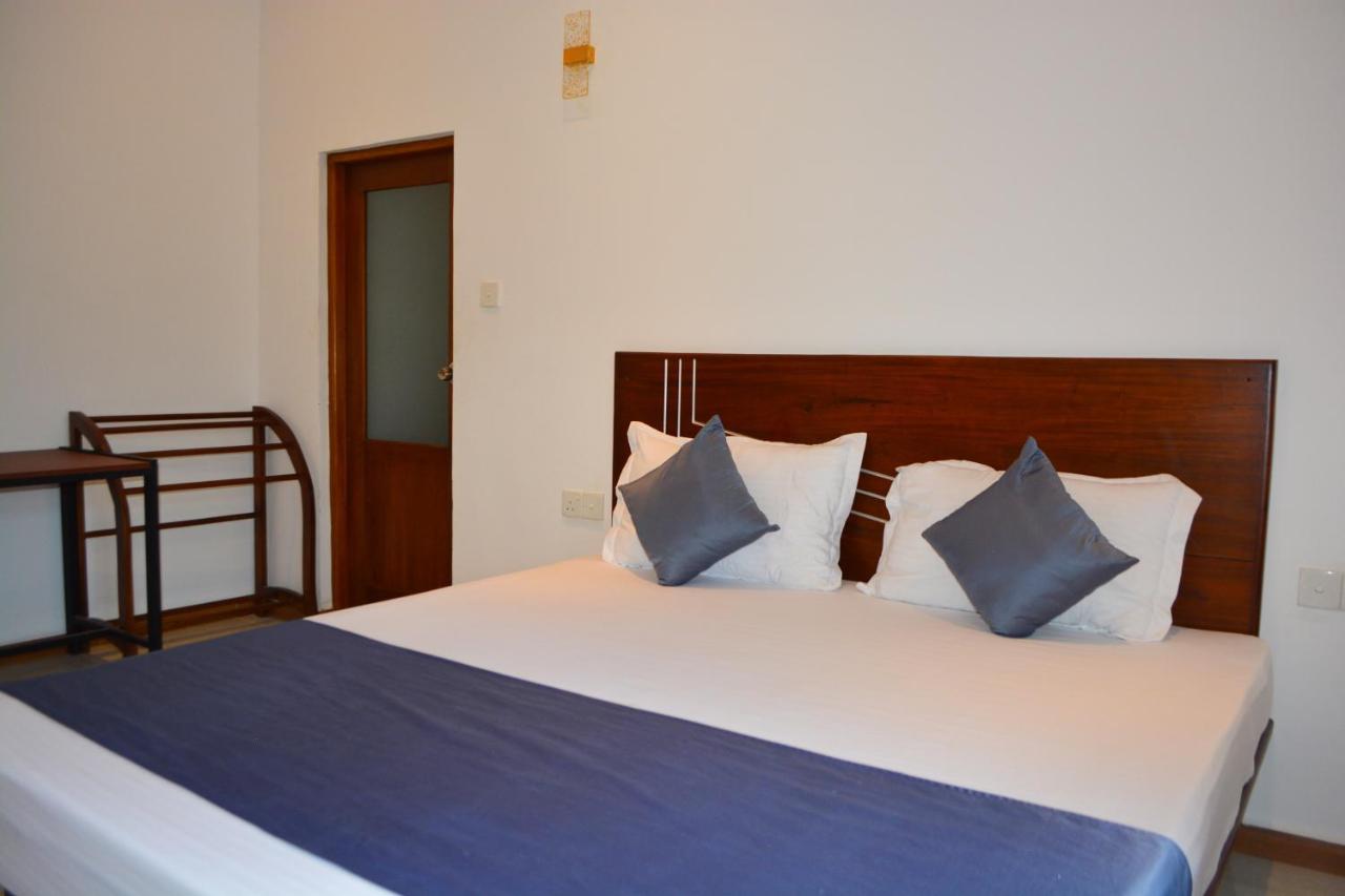Habitación con cama extragrande y vistas al jardín 