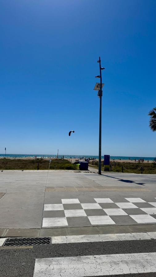 Cozy three-bedroom apartment by the beach - B&B Castelldefels
