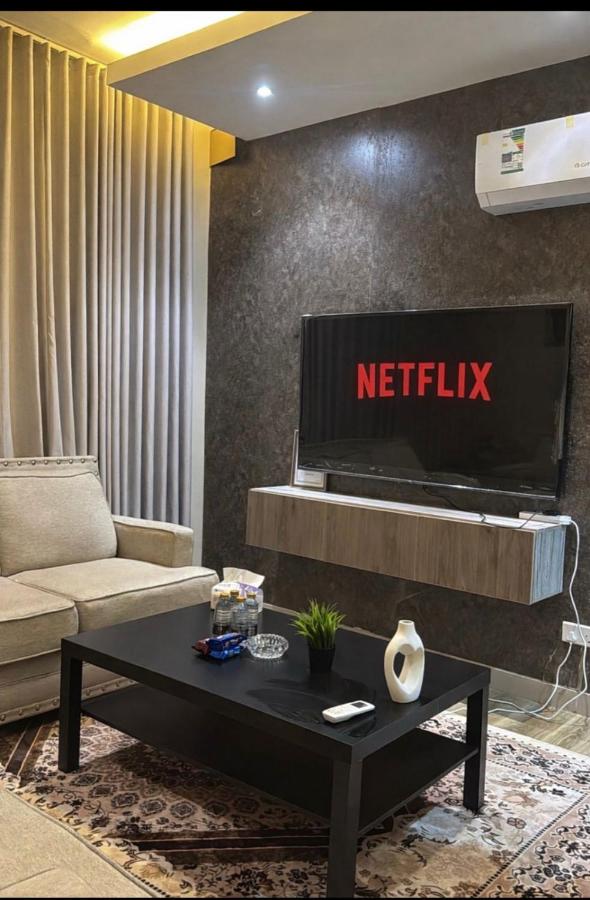 بي هوم شقه فندقيه بصاله وغرفة نوم انيقه Hotel apartment with a living room and an elegant bedroom - B&B Al-Madinah al-Munawwarah