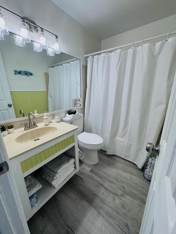 Cozy 2BR Villa Steps to Beach w pool Unit 8 - Bed and Breakfast Cocoa Beach