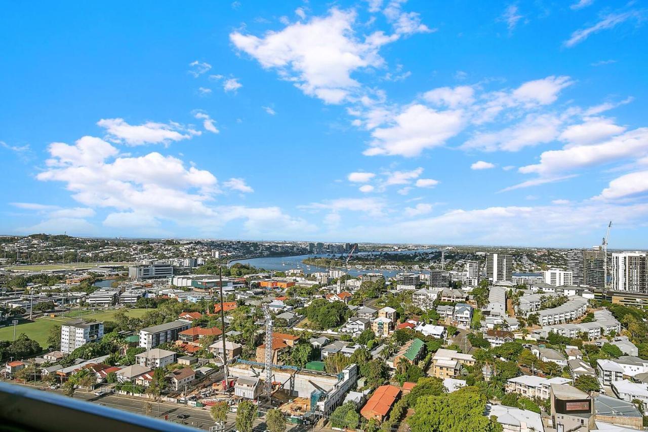 Windward - Inner-city Skyline Stay with Pool Access - Bed and Breakfast Brisbane