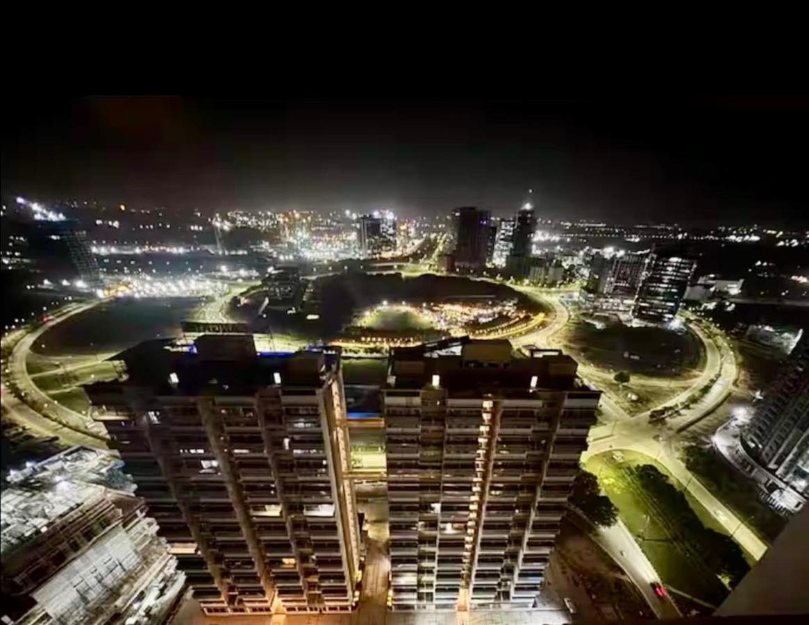 The Grand Palm Retreat with Skyline Suit in GIFT City, 2BHK, Luxurious, Pool, AC, Wifi - Chambres d'hôtes Gandhinagar