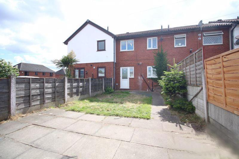2BDR House 4 Beds & Sofa with 3 TVs Netflix PS4 Free Parking Near MCR AO Arena - Chambres d'hôtes Manchester