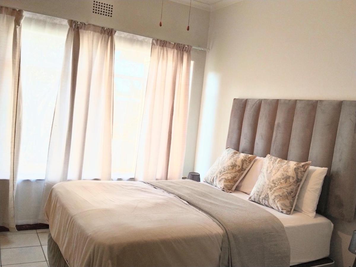 Five-Bedroom House at 27 Baobab Avenue, Birchleigh, Kempton Park, Uninterrupted Power Supply - Chambres d'hôtes Kempton Park