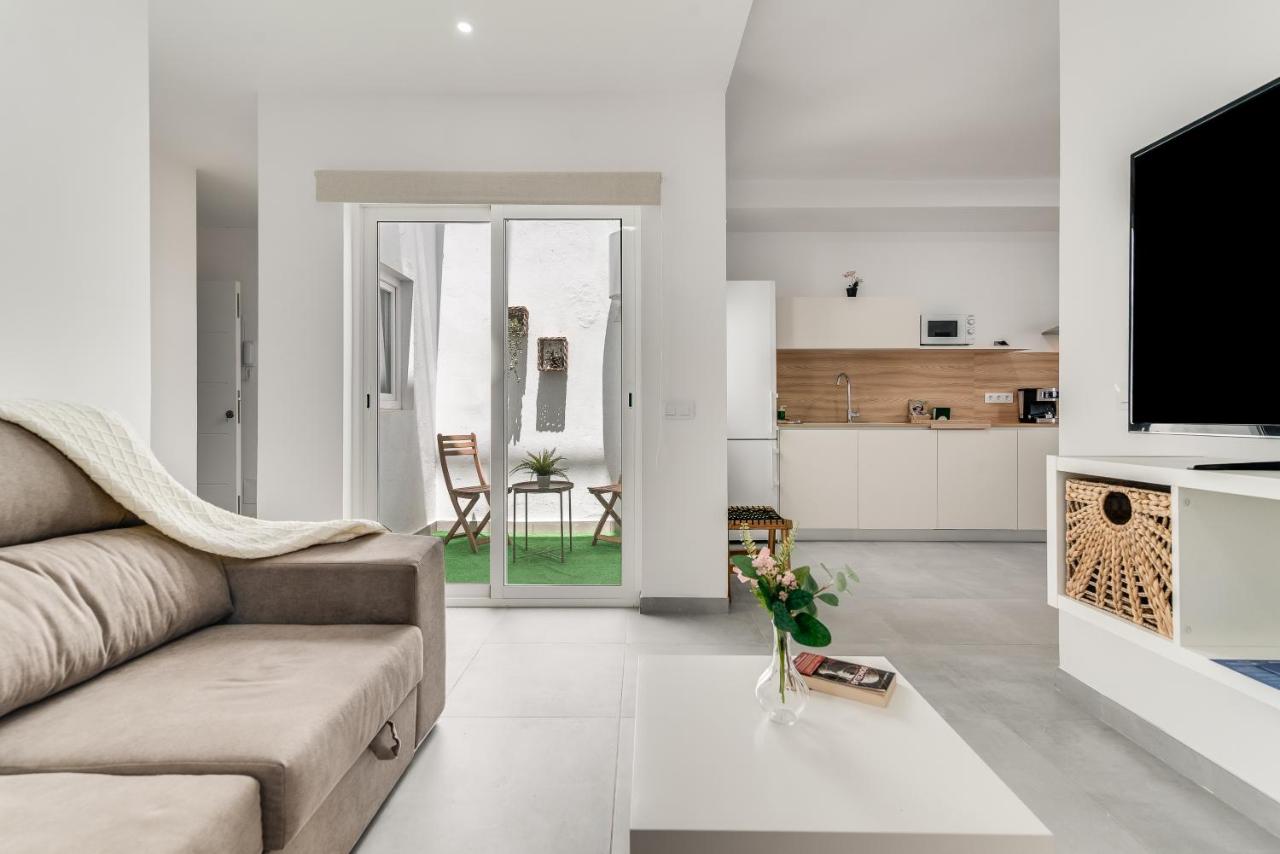 Home2Book Bright Retreat with Patio & Roof Access - Chambres d'hôtes Cruce de Arinaga