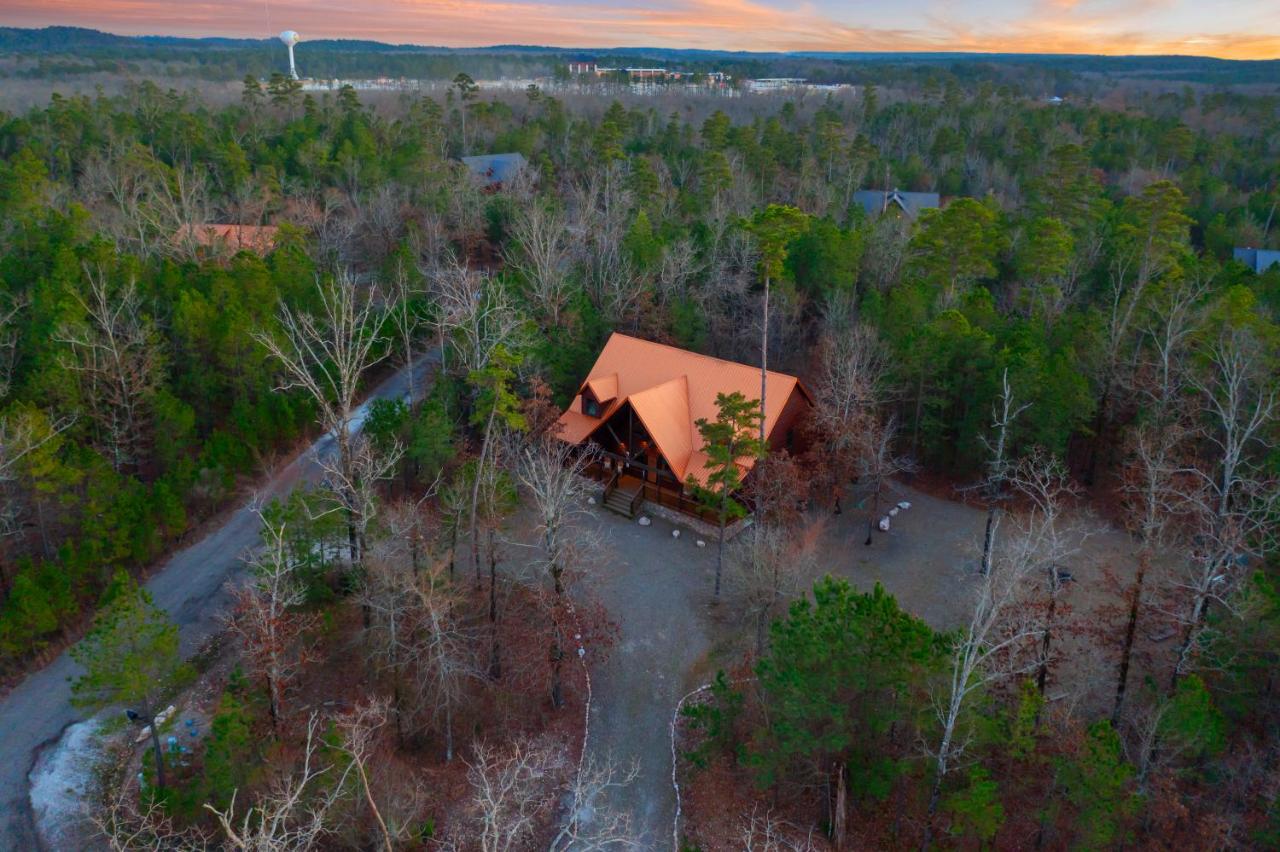 Wide Glide Lodge - In-home Movie Room, Hot Tub and Large 1-acre property with Playset - B&B Broken Bow