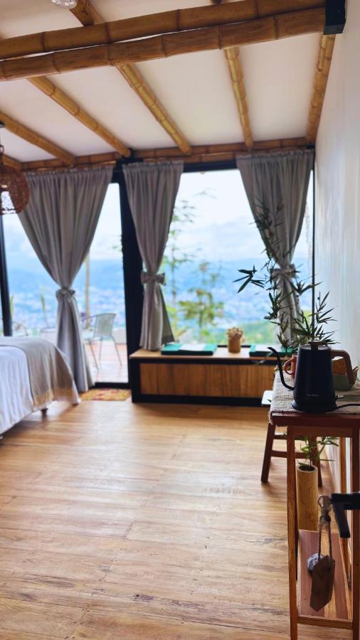 Habitación con cama extragrande y vistas a la montaña