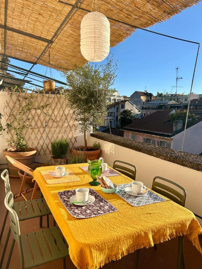 Sunny New Apt with Terrace 2 min Metro - Chambres d'hôtes Milan