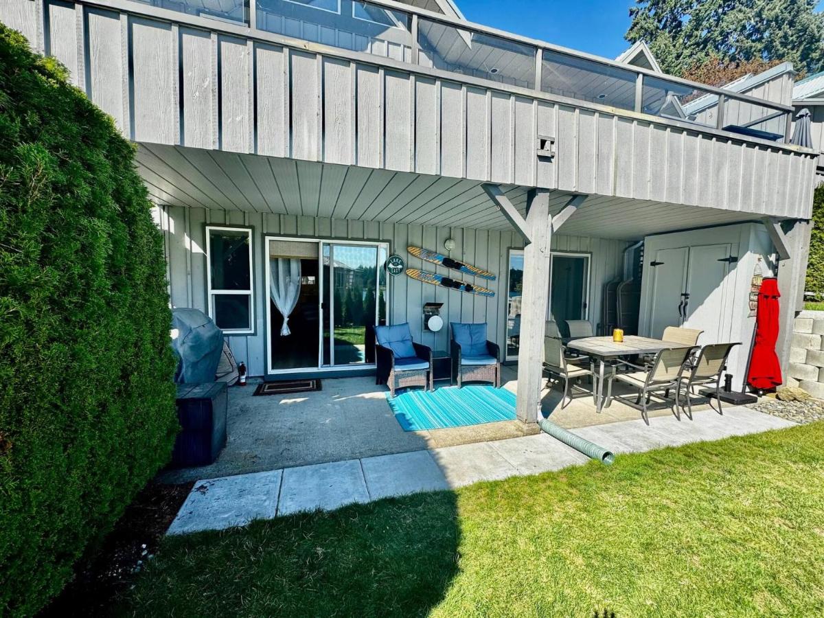 Lakefront Condo and Beach - B&B Shawnigan Lake