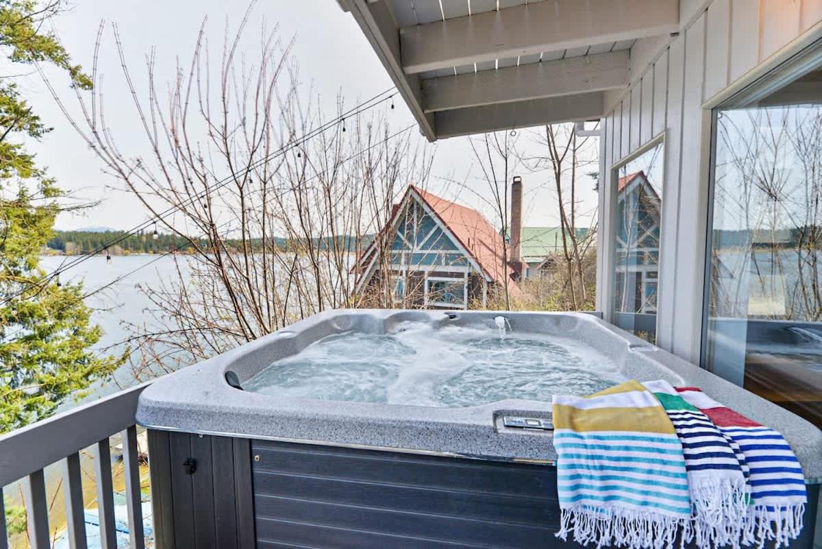 Huvila Haven Lake Front Home with Dock and Hot Tub - Chambres d’hôtes Newman Lake