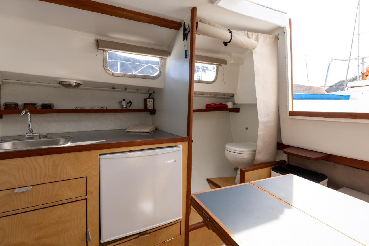 Taurus II - a floating experience - Bed and Breakfast Horta