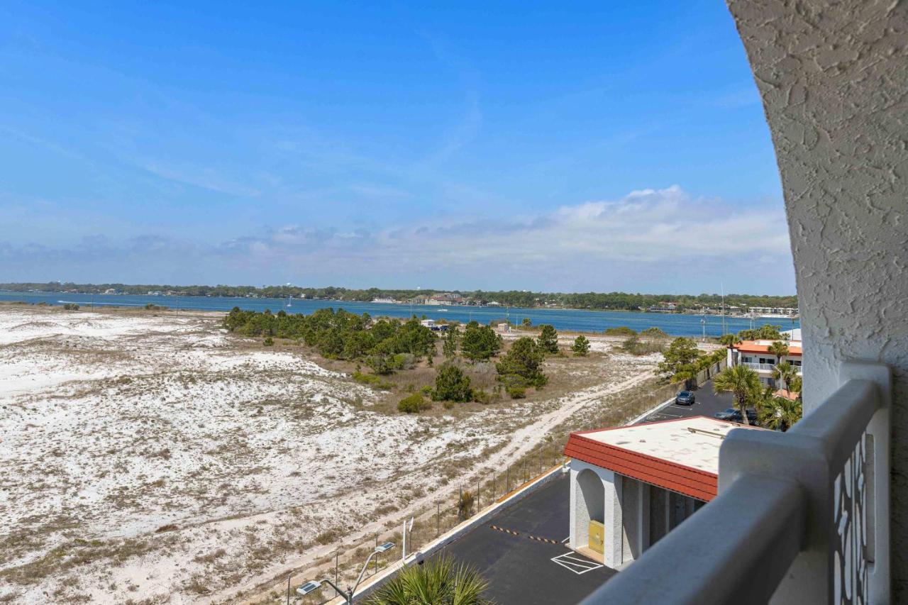 Modern 6th-floor condo with furnished balcony ocean views pools & beach access - Ferienwohnung Fort Walton Beach