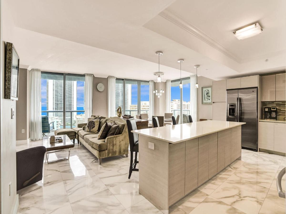 Luxury 3BR Water view 18th-Floor Deck Pool - Ferienwohnung Hallandale Beach