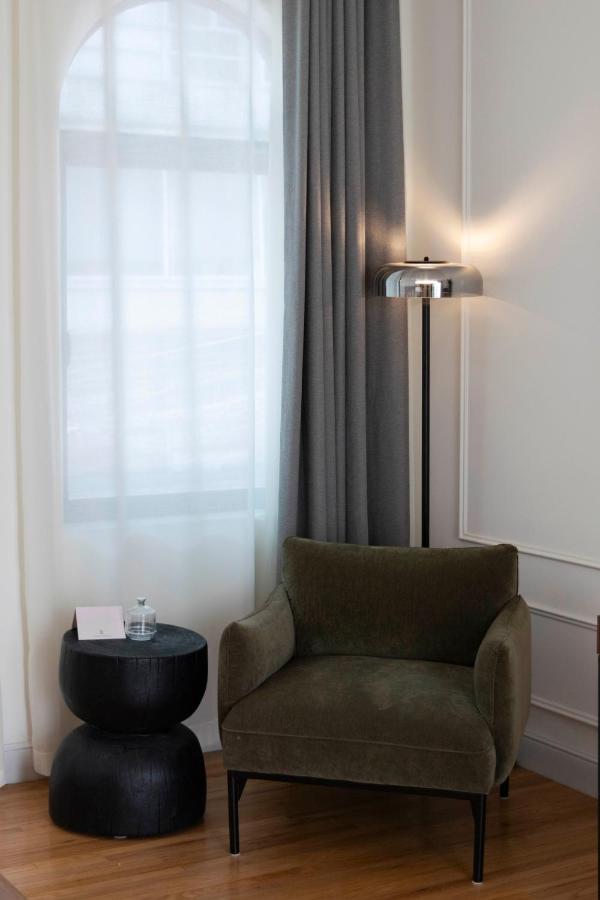 Suite con cama grande y balcón