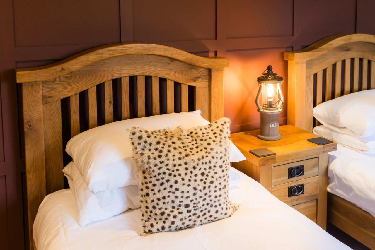 The Crannog Circular Riverside Retreat with Hot Tub - Chambres d'hôtes Killin
