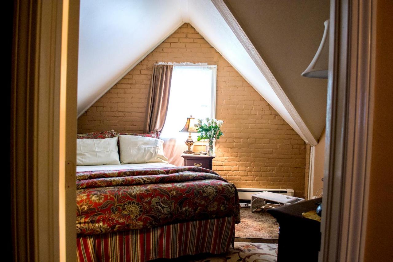 Deluxe Queen Suite