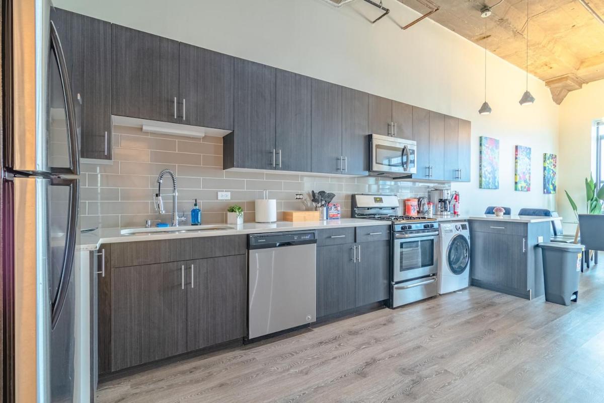 Spacious 3BR Corner Stay with Optional Parking and Gym Access Near McCormick Place, Grant Park and Soldier Field - Chambres d'hôtes Chicago