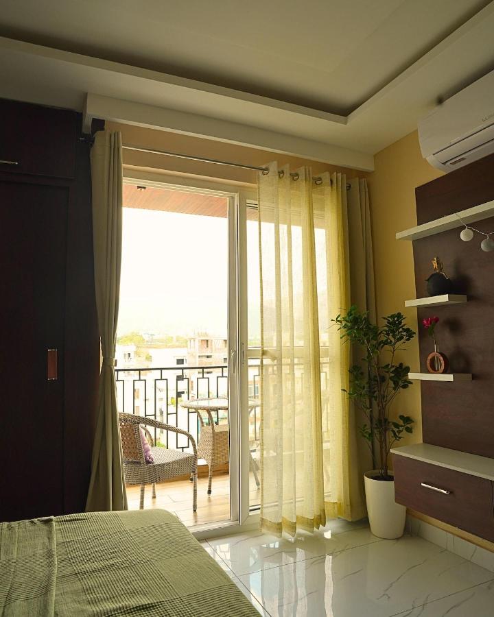 Sundown Slumber 2BHK with Terrace and Mountain Views - B&B Dehradun