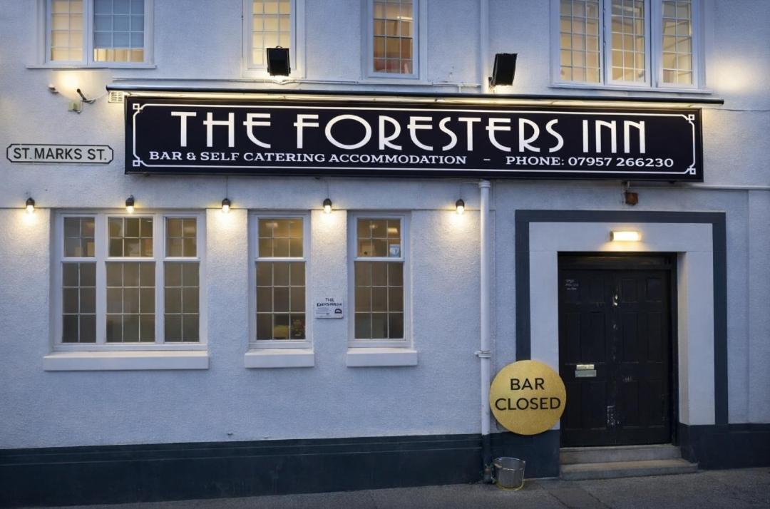 Your own City Centre Pub and Accommodation for Stag Parties, Contractors, Events - 7 Double Bedrooms - 11 Beds - 3 Bathrooms - Kitchen - Your Bar & Games Room - Snooker, Darts, Football Table - Parking Cars and Vans at Five Pounds a Day - Bar is not open - Chambres d'hôtes Nottingham