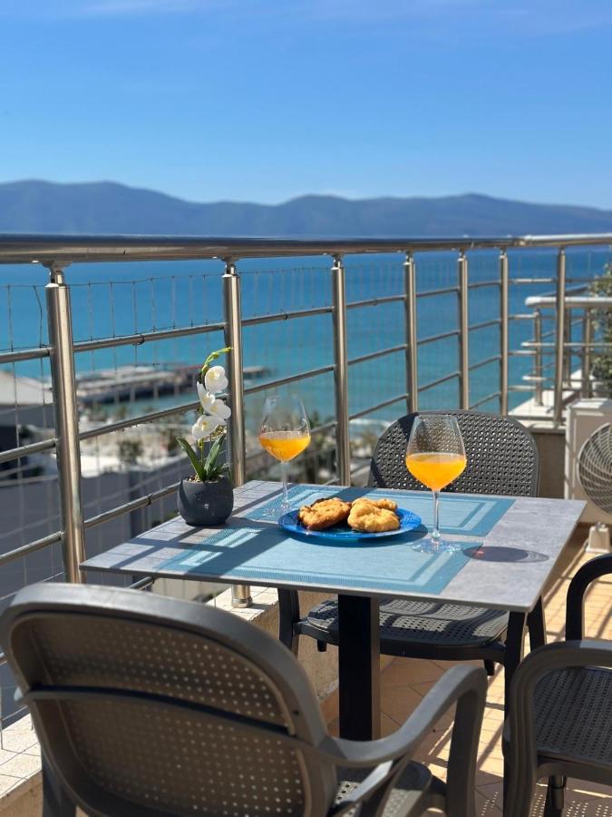 Apartamento de 2 dormitorios con balcón y vistas al mar