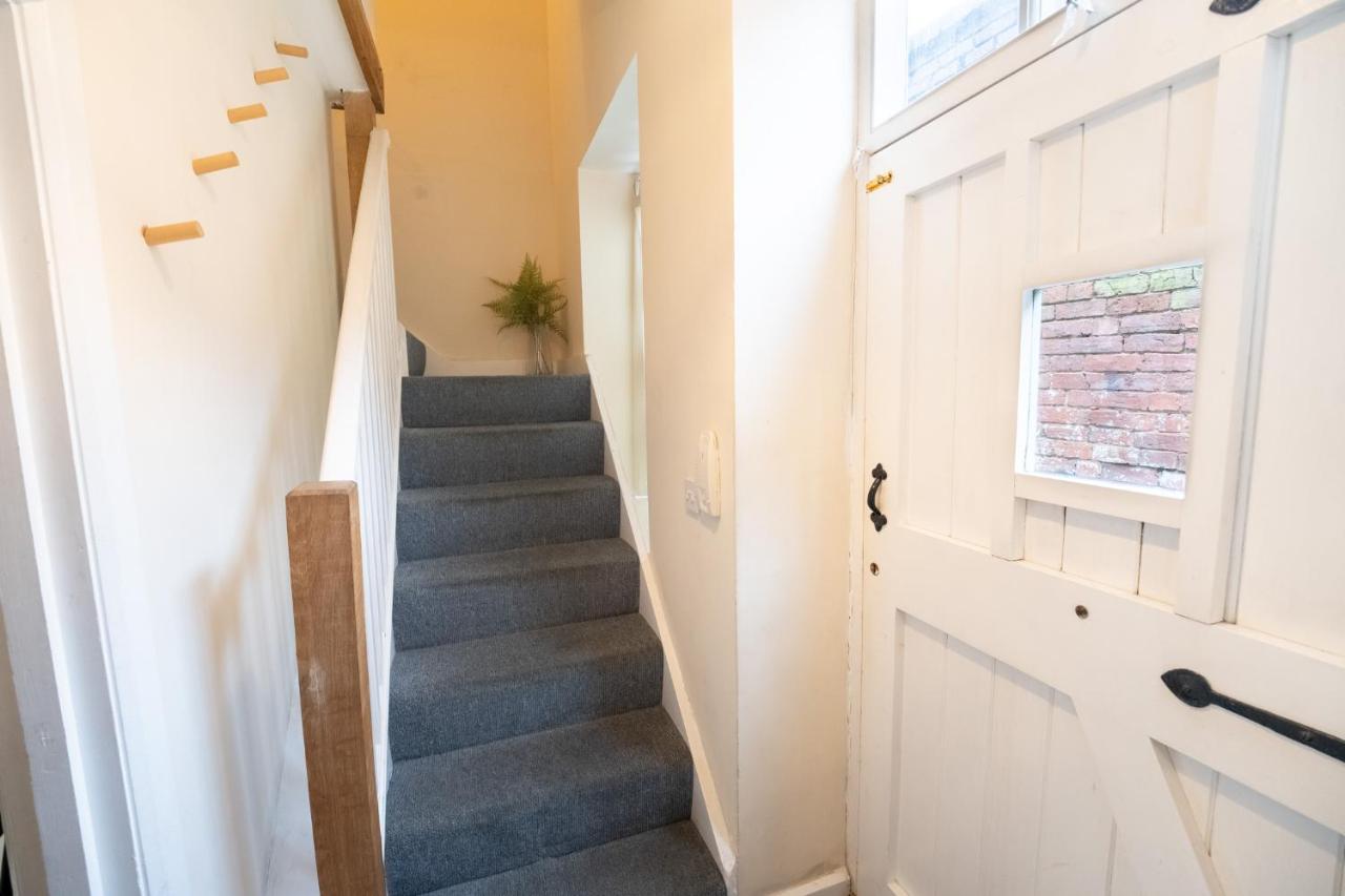 Mews - Worcester City - Gated - Self Check In - Free WIFI - 1 King - 2 Doubles - 1 Cot - TVs in bedrooms - Sleeps 6 - Free Parking - Pets welcome - Chambres d'hôtes Worcester