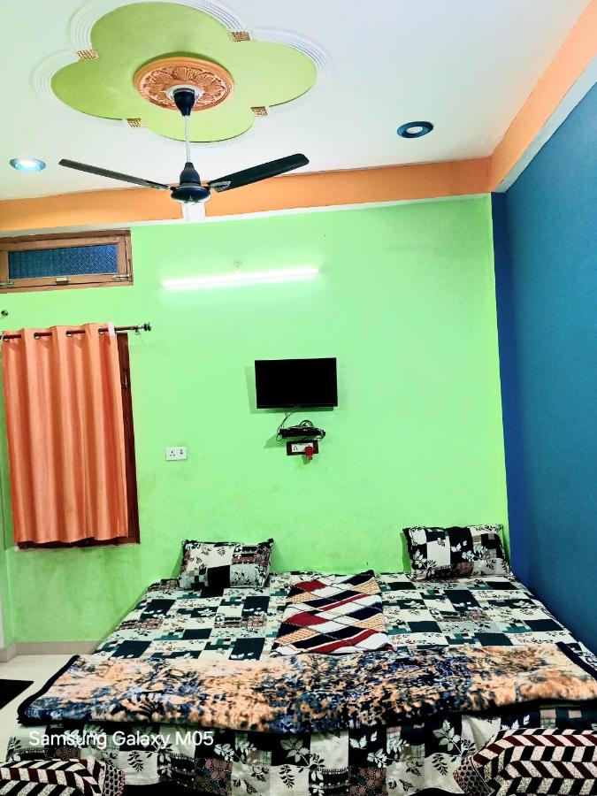 Shree Ram Home stay contact us 73172-97365 - Chambres d'hôtes Ayodhya