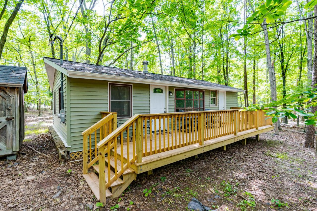 Cozy & Modern w Hot Tub, Fire Pit, Grill & Pond - Bed and Breakfast Morton Grove