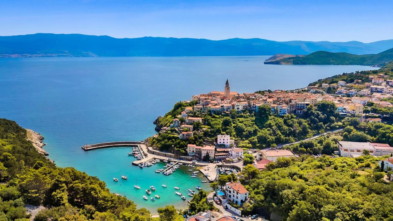 Villa Pinaza with pool, hot tube and sea view - Chambres d'hôtes Vrbnik