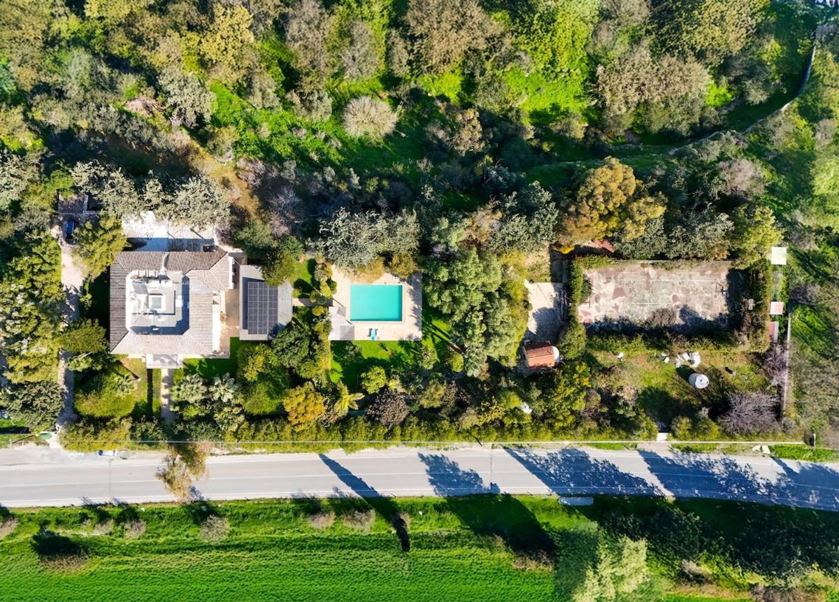 Anton Grand Estate - 5BR Villa with Private Pool - B&B Aradhippou