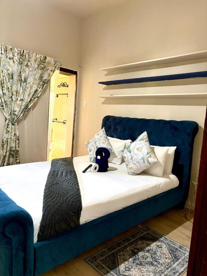 The Castle Room 2 - Bed and Breakfast KuGompo City