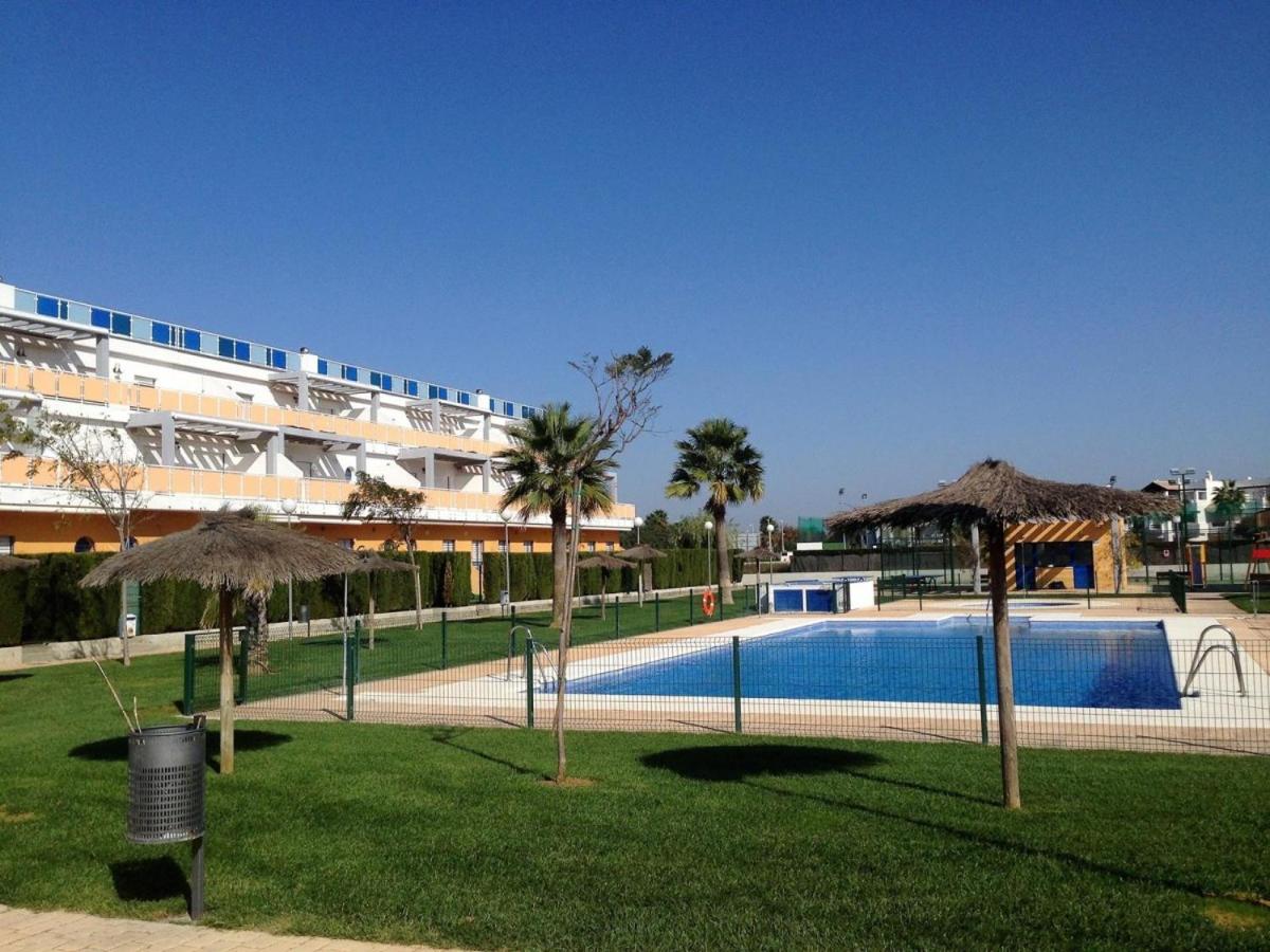 Alsol Apartments - Tres dormitorios, piscina y parking - Chambres d'hôtes Rota