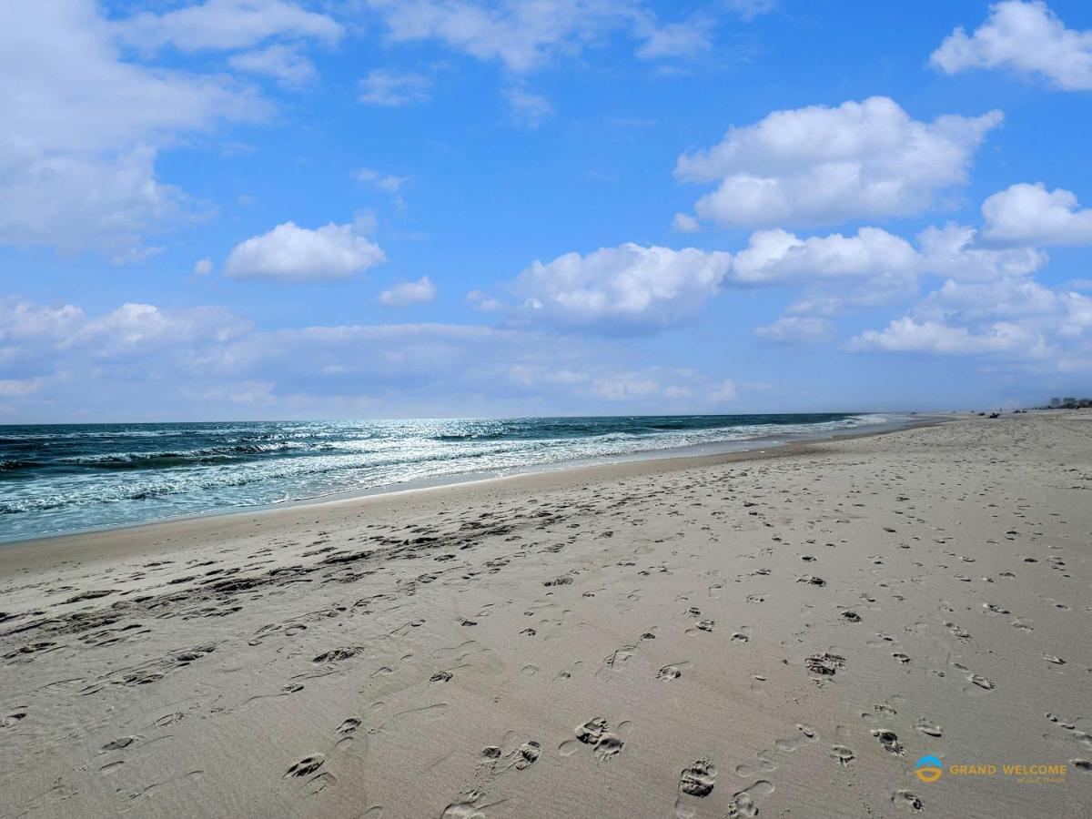 Beachfront Corner Condo with Pool Access & FREE ACTIVITIES - Ferienwohnung Gulf Shores
