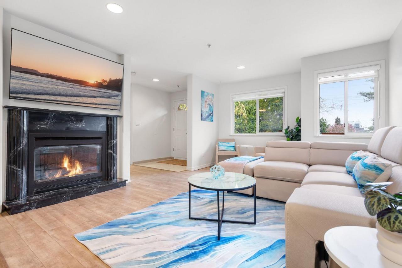 Central Fraserhood 3BR Family Home, Patio and 2 Car Garage) - B&B Vancouver