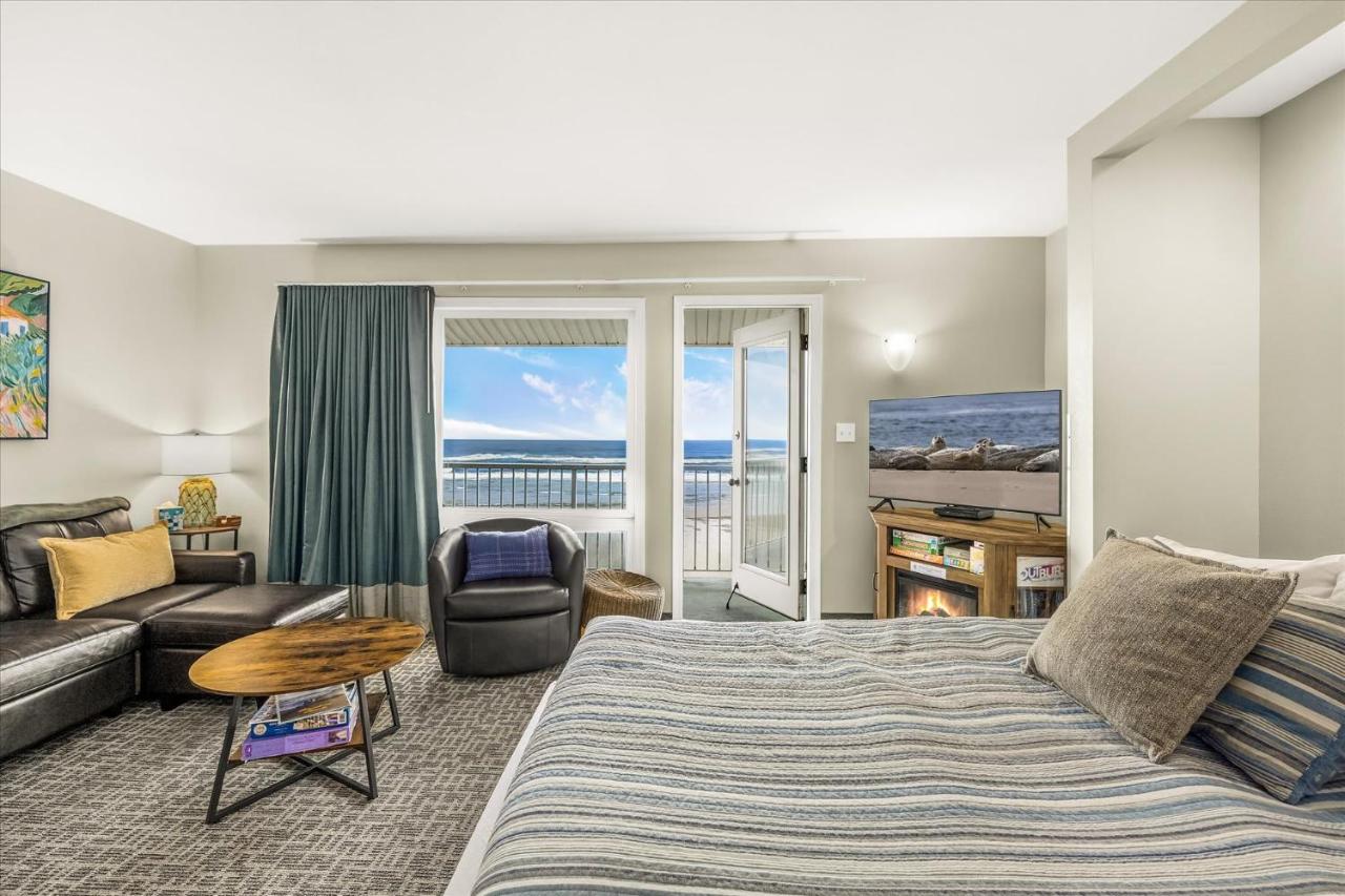 Oceanfront Family Suite - Full Kitchen - Beautiful Views and Pool & Hot Tub Access - B&B Lincoln City