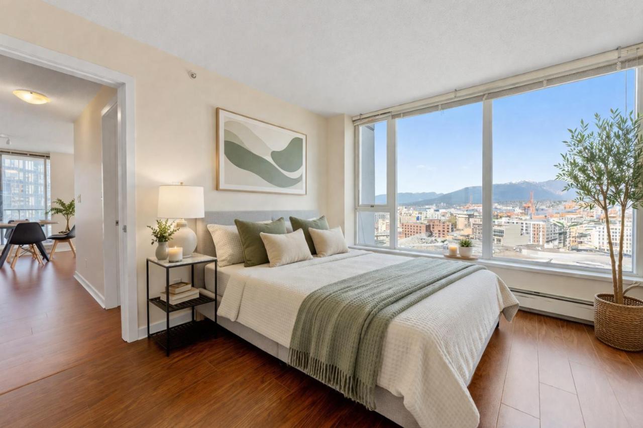 Spacious 3BR Suite with Views Heart of Downtown - B&B Vancouver