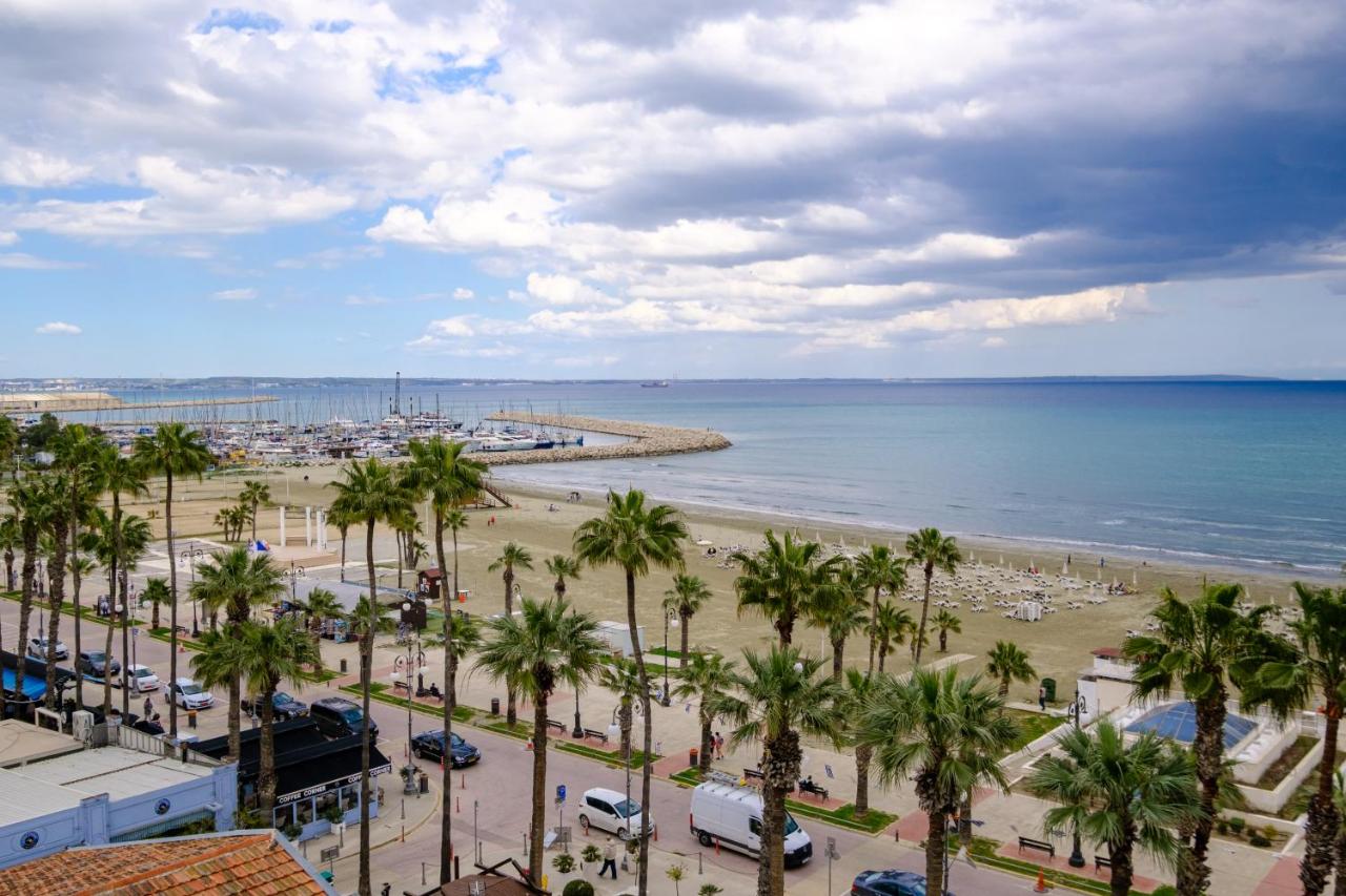 Modern Seafront Suite with Marina Views - Chambres d'hôtes Larnaca