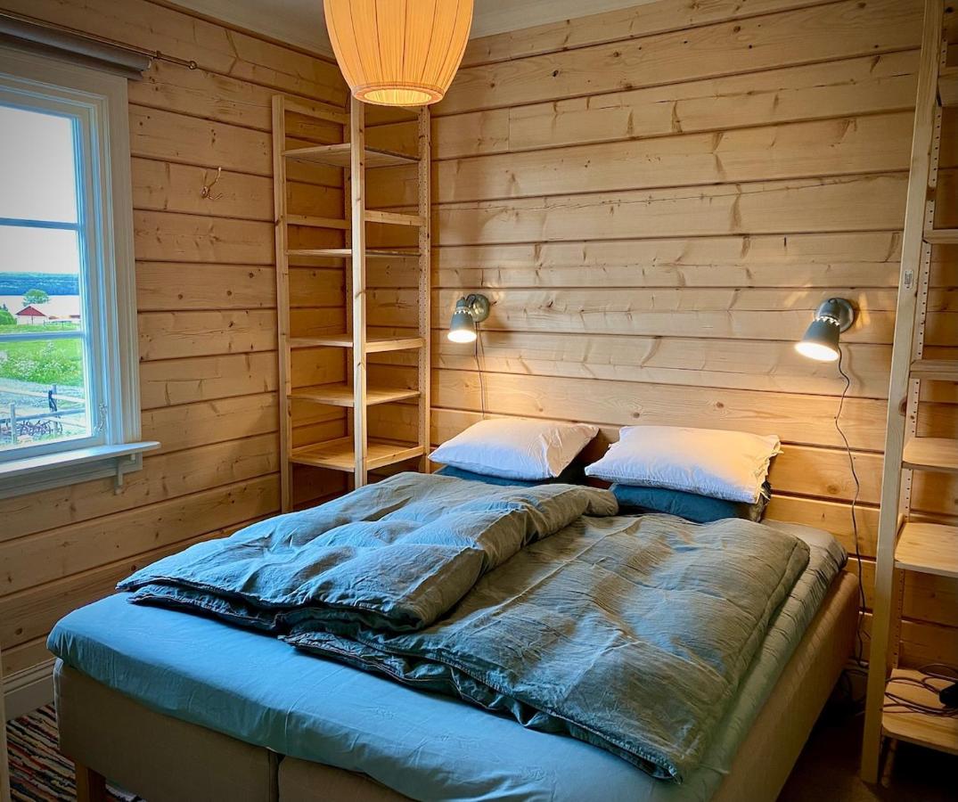 Genuine log cabin with lake views on horse farm - B&B Namn