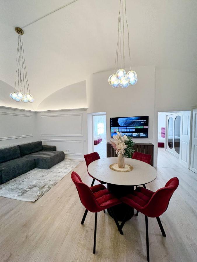 Starlight - Ultracentral apartment, kingsize beds - B&B Cluj-Napoca