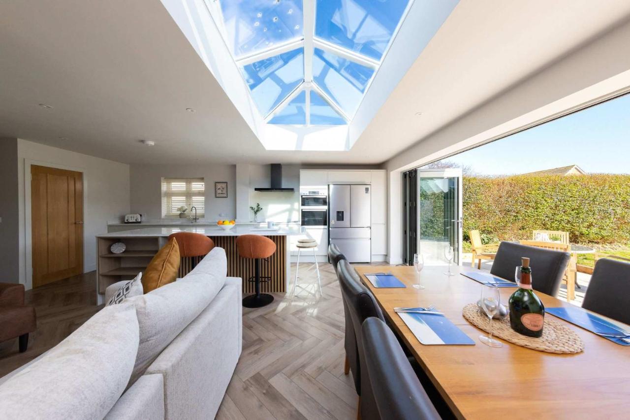 Stylish Coastal 3BD Bungalow with Garden - B&B West Wittering