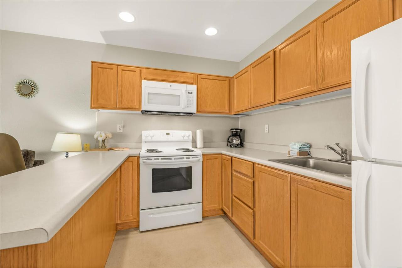 Oceanfront King Suite - Beach Access - Pool and Hot Tub - B&B Lincoln City