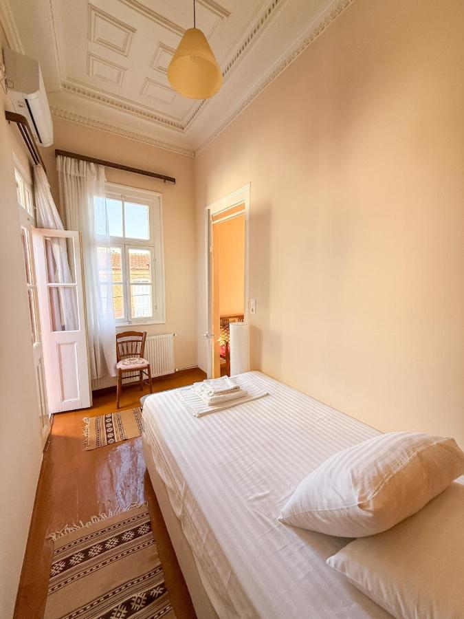 Sunny House with Large Terrace in Plomari - Bed and Breakfast Plomári