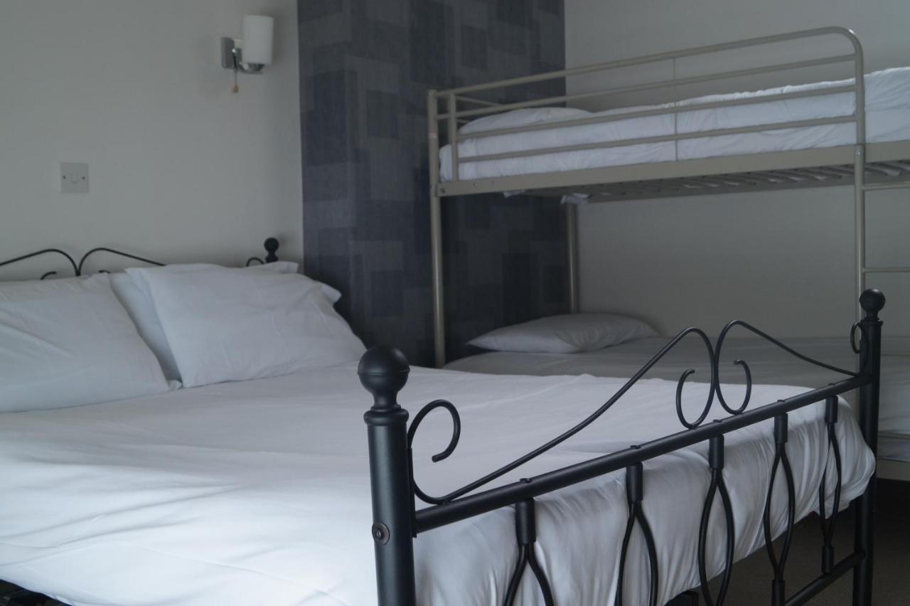Vierbettzimmer mit Badewanne