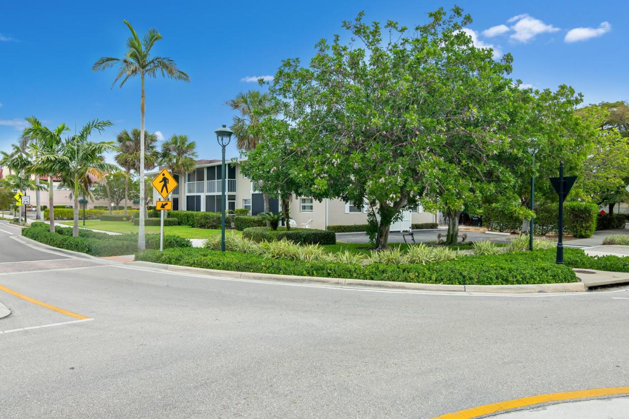 Downtown Naples Retreat - Walk to 5th Ave & Beach - Chambres d'hôtes Naples