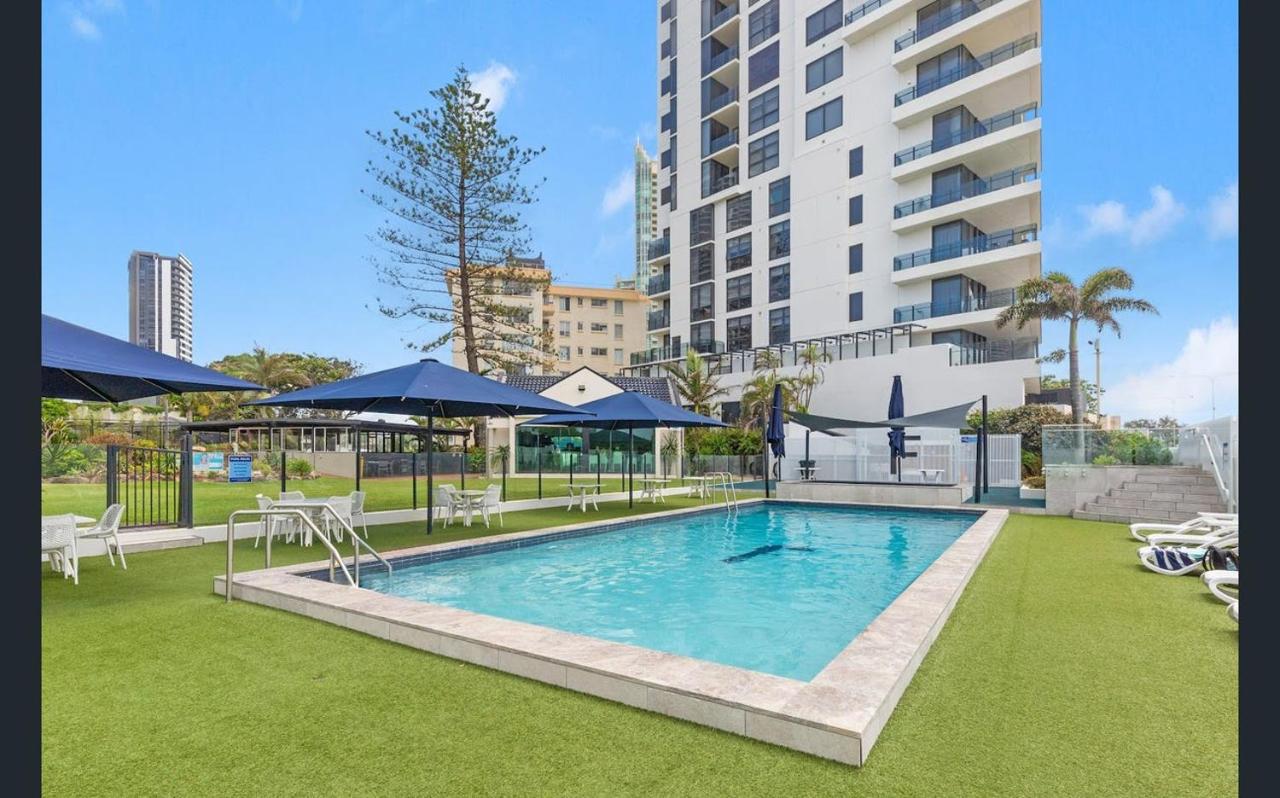 Timeless 3BR Oceanview stay in Surfers Free parking - B&B Gold Coast