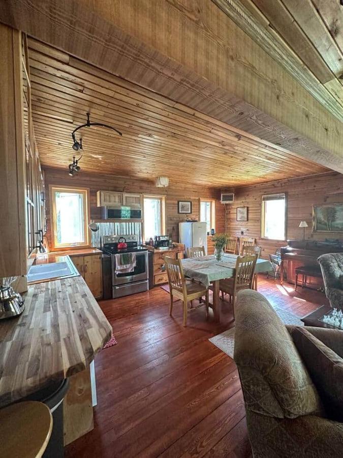 Cedar Cabin Cozy 2-Bedroom next to Glacier Park - B&B East Glacier Park