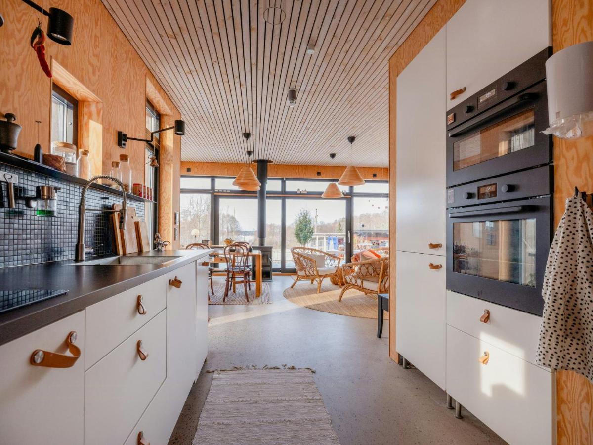 Modern Functionalist Cottage By Lake Vidöstern - Chambres d'hôtes Värnamo