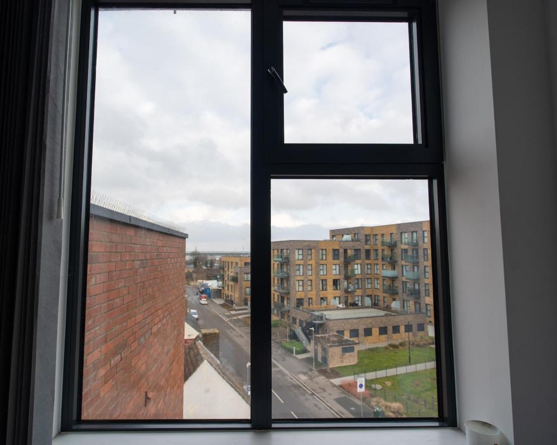 2 Bedroom penthouse flat in Dartford with free parking and next to station - Chambres d'hôtes Dartford